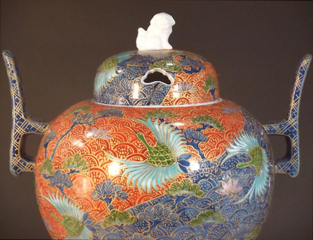 Exquisite japanische zeitgenössische dreiteilige Porzellan Weihrauchbrenner / Gefäß, aufwendig von Hand bemalt auf einem wunderschön gestalteten Porzellankörper, ist ein signiertes Meisterwerk von weithin angesehenen preisgekrönten japanischen