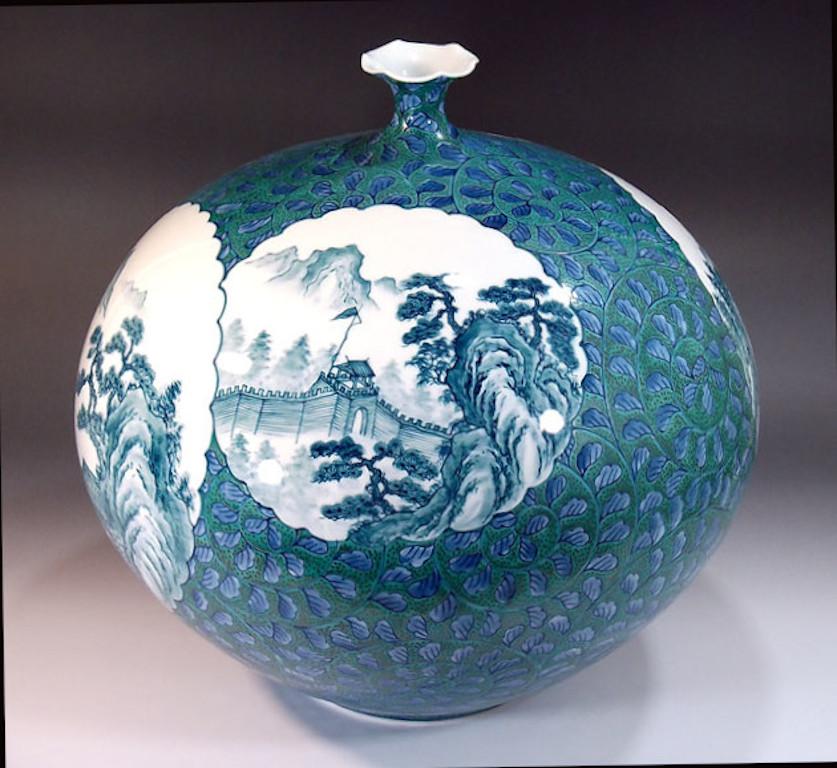Japonais Porcelaine japonaise contemporaine blanche, bleue et verte  Vase du maître artiste, 2 pièces en vente