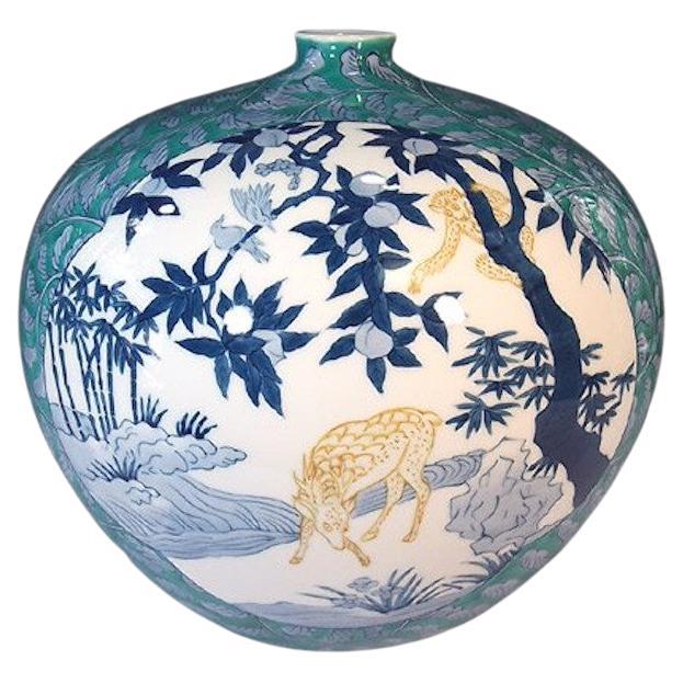 Zeitgenössisches weiß-blaues und grünes japanisches Porzellan  Vase des Meisterkünstlers, 2