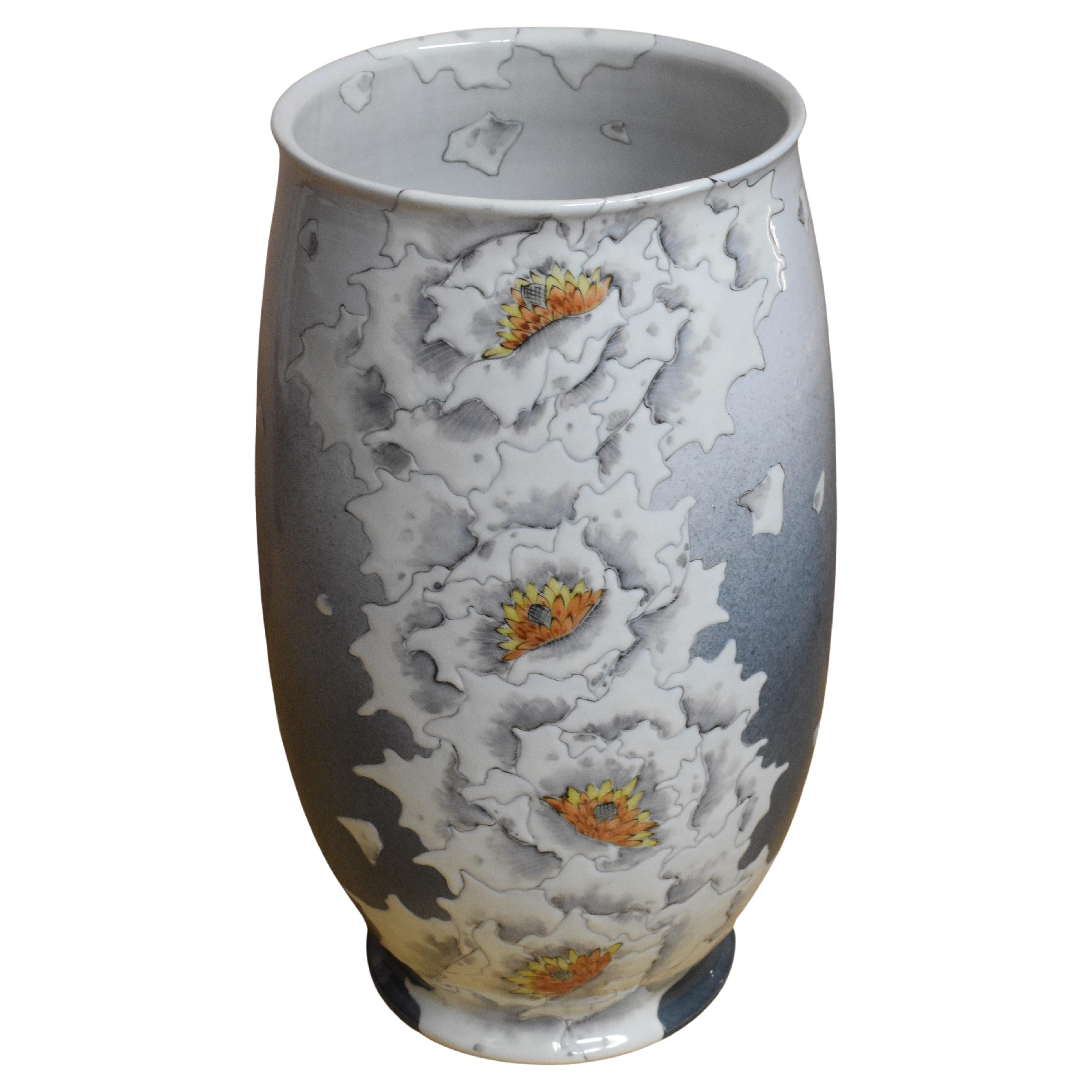 Vase contemporain japonais en porcelaine blanche, bleue et grise, réalisé par un maître artiste, 4