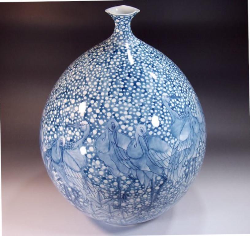 Exquis vase contemporain japonais en porcelaine décorative, peint à la main en blanc et bleu sous glaçure sur un corps ovoïde en porcelaine de belle forme, une pièce signée par un maître artiste en porcelaine très acclamé et primé de la région