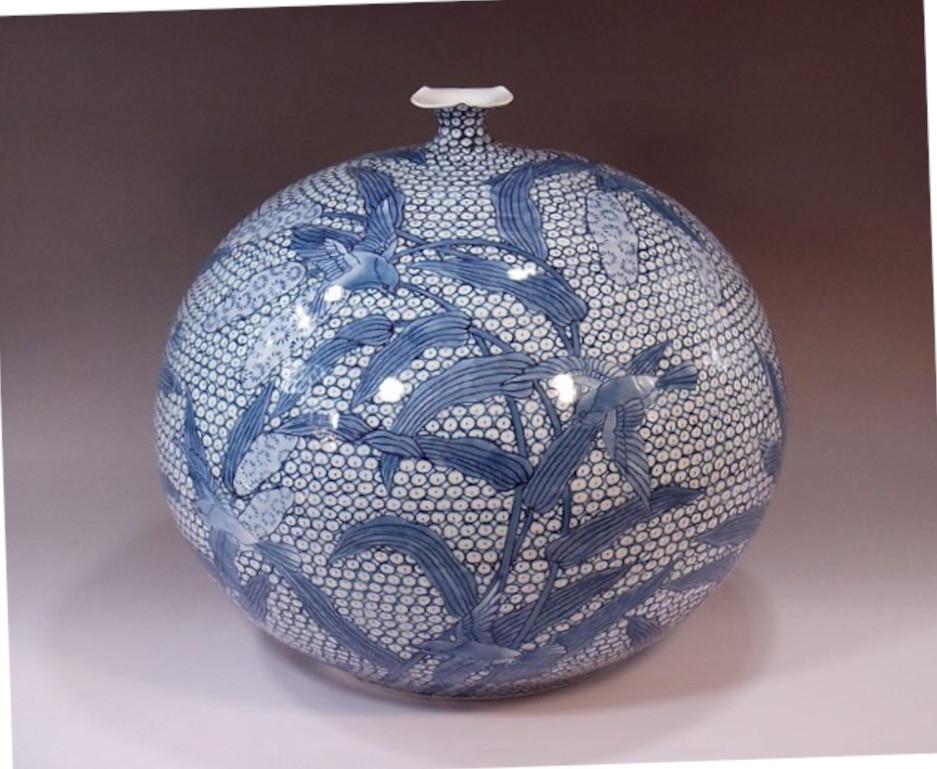 Japonais Vase contemporain japonais en porcelaine blanche et bleue par un maître artiste, 4 en vente