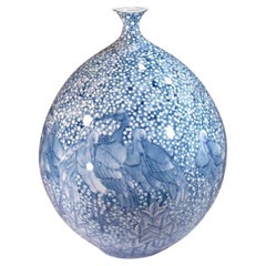 Vase contemporain japonais en porcelaine blanche et bleue par un maître artiste, 4