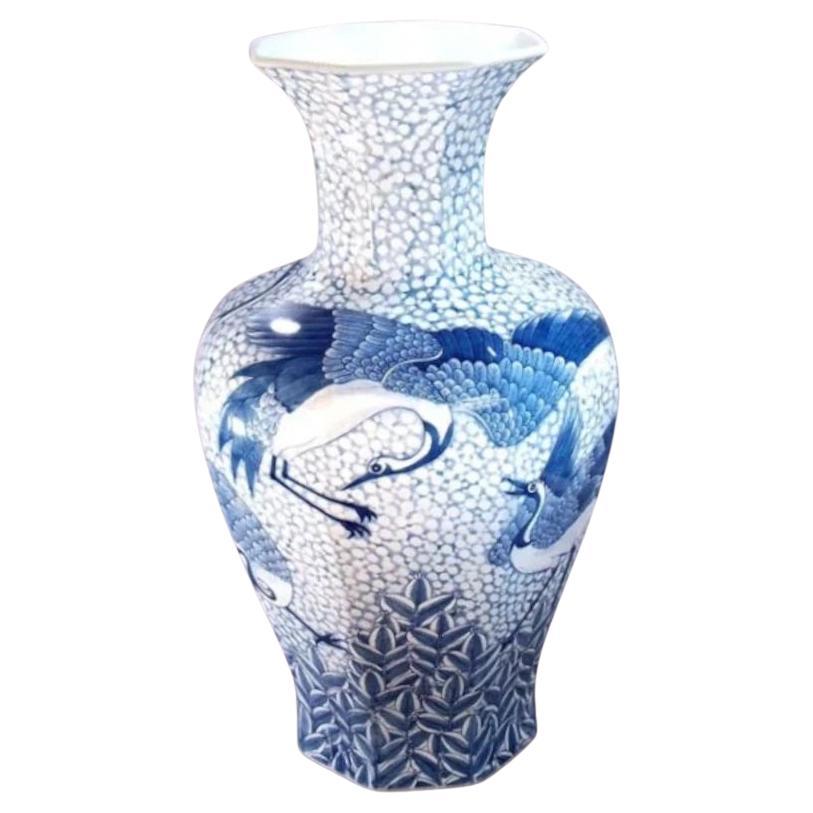 Exceptionnel vase contemporain en porcelaine décorative japonaise, peint à la main en blanc et bleu sous glaçure sur un corps en porcelaine de belle forme, une pièce signée par un maître artiste en porcelaine hautement acclamé et primé de la région