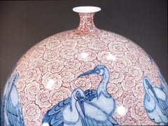 Vaso contemporaneo giapponese in porcellana bianca e blu del maestro artista