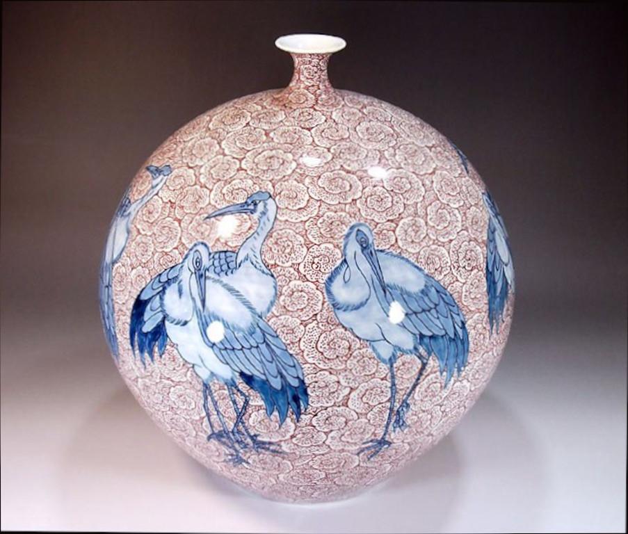 Peint à la main Vase japonais contemporain en porcelaine bleu blanc et blanc par un maître artiste en vente