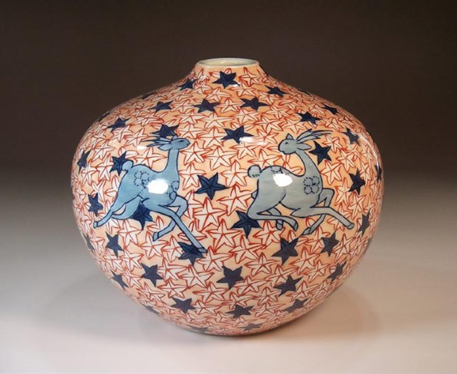 Vase décoratif japonais contemporain en porcelaine, peint à la main de manière complexe sur une étonnante forme de porcelaine en bleu, vert et rouge, une pièce réalisée par un maître artiste en porcelaine hautement acclamé et primé dans la région