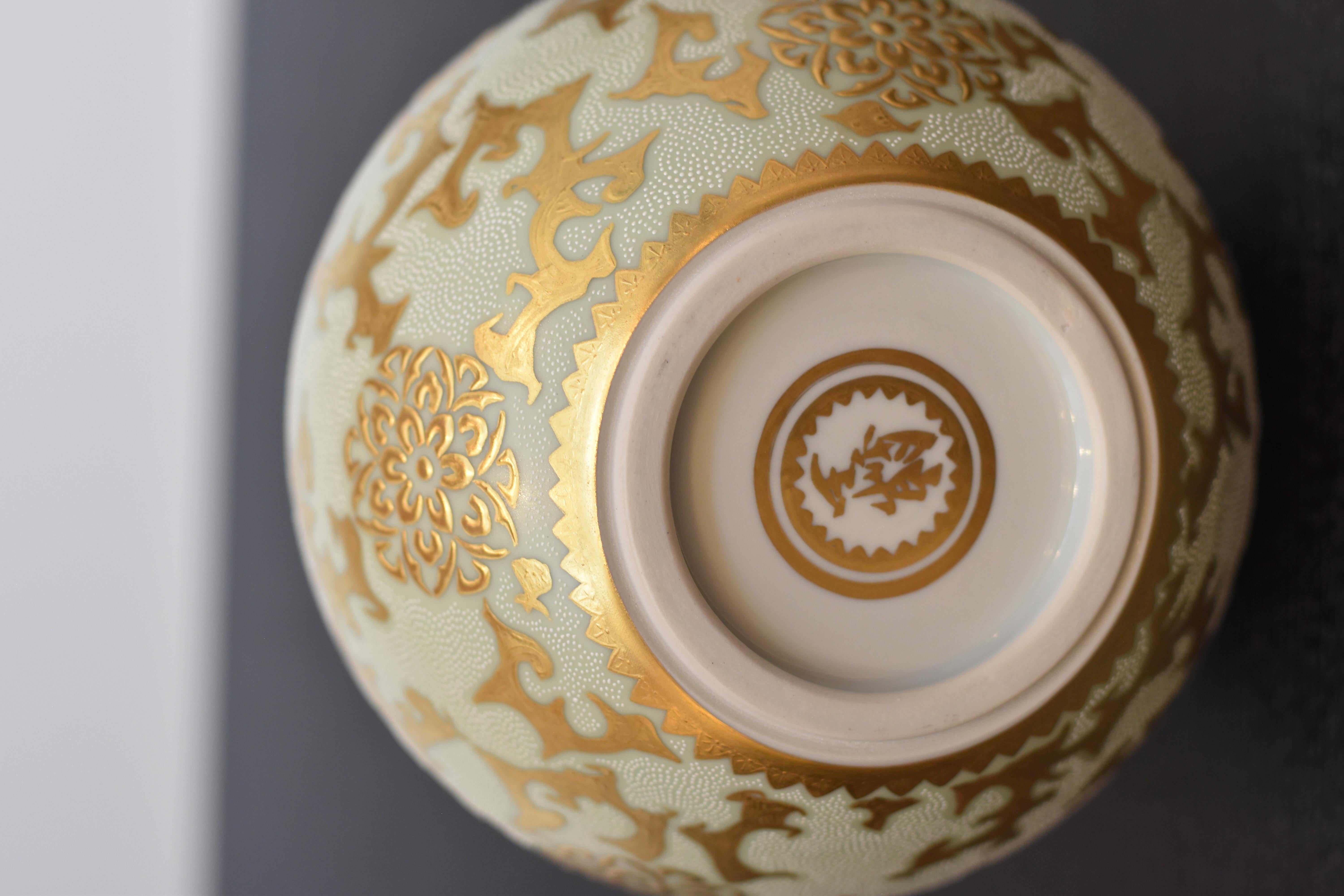  Japanese Contemporary  White Pure Gold Porcelain Vase by Master Artist, 3 In New Condition For Sale In Takarazuka, JP