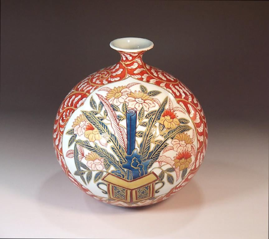 Elegante dekorative Vase aus zeitgenössischem japanischem Porzellan, wunderschön handbemalt in den Farben Rot, Weiß und Blau auf einem markant geformten Korpus. Ein signiertes Werk des hochgelobten japanischen Porzellanmeisters in der