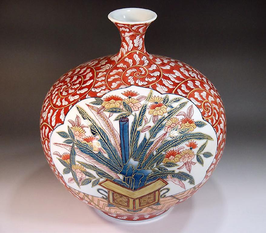 Japanische zeitgenössische japanische Porzellanvase in Weiß, Rot und Blau von Meisterkünstler, 5 (Handbemalt) im Angebot