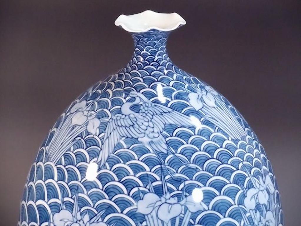 Exquis vase japonais contemporain en porcelaine décorative, chef-d'œuvre signé, peint à la main en bleu sous glaçure sur un corps en porcelaine de belle forme. Travaillant dans la région historique d'Imari-Arita, dans le sud du Japon, cet artiste