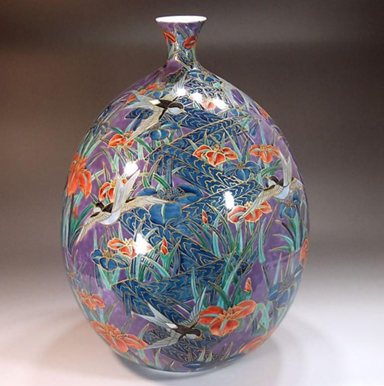 Peint à la main Vase en porcelaine décorative bleue japonaise contemporain par un maître artiste en vente