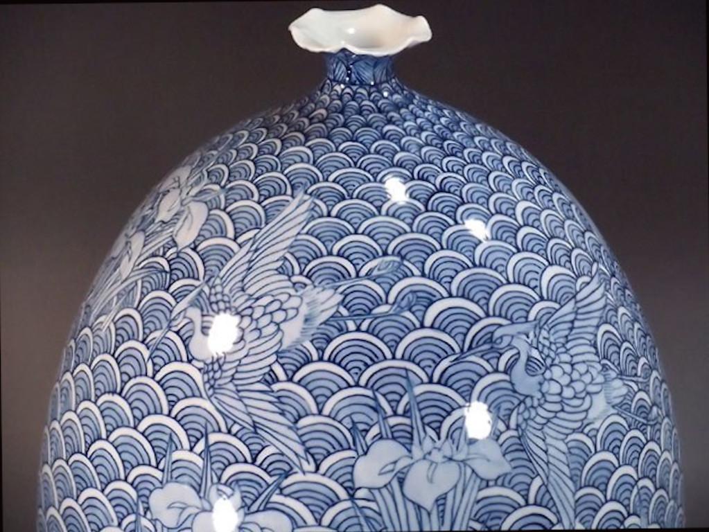 Elegante vaso decorativo giapponese contemporaneo in porcellana, capolavoro firmato e intricatamente dipinto a mano in blu sottosmalto su un corpo in porcellana splendidamente sagomato, opera di un acclamato maestro della porcellana e vincitore di