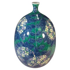 Vase japonais contemporain en porcelaine bleu et vert peint à la main par un maître artiste