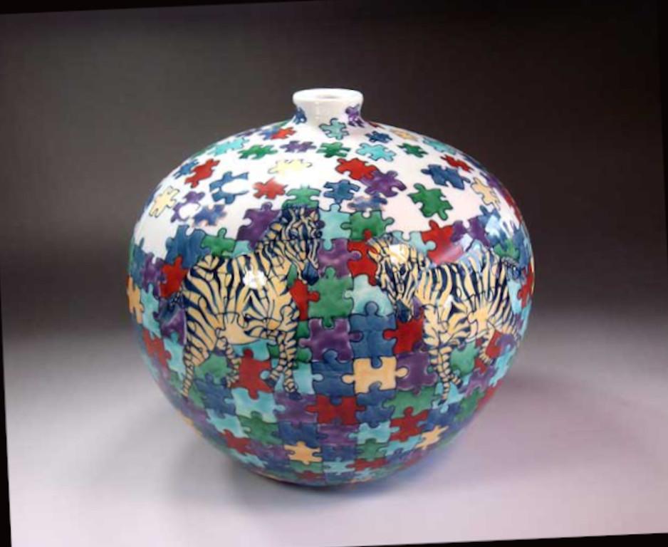 Japanische japanische zeitgenössische Porzellanvase von Meisterkünstler in Grün, Lila und Gelb (Handbemalt) im Angebot