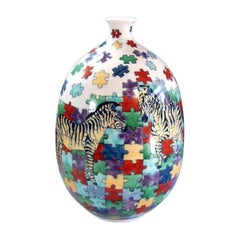 Vase japonais contemporain en porcelaine jaune, vert et violet par un maître artiste