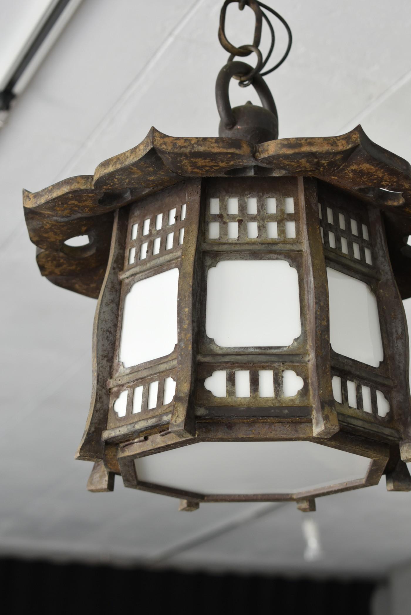 Lighting made from the Taisho era to the early Showa period in Japan.
This is an unusual shape.
The design is inspired by temple decorations.
Perhaps this was used in an inn or a wealthy house.

Material: The metal fittings are made of copper,