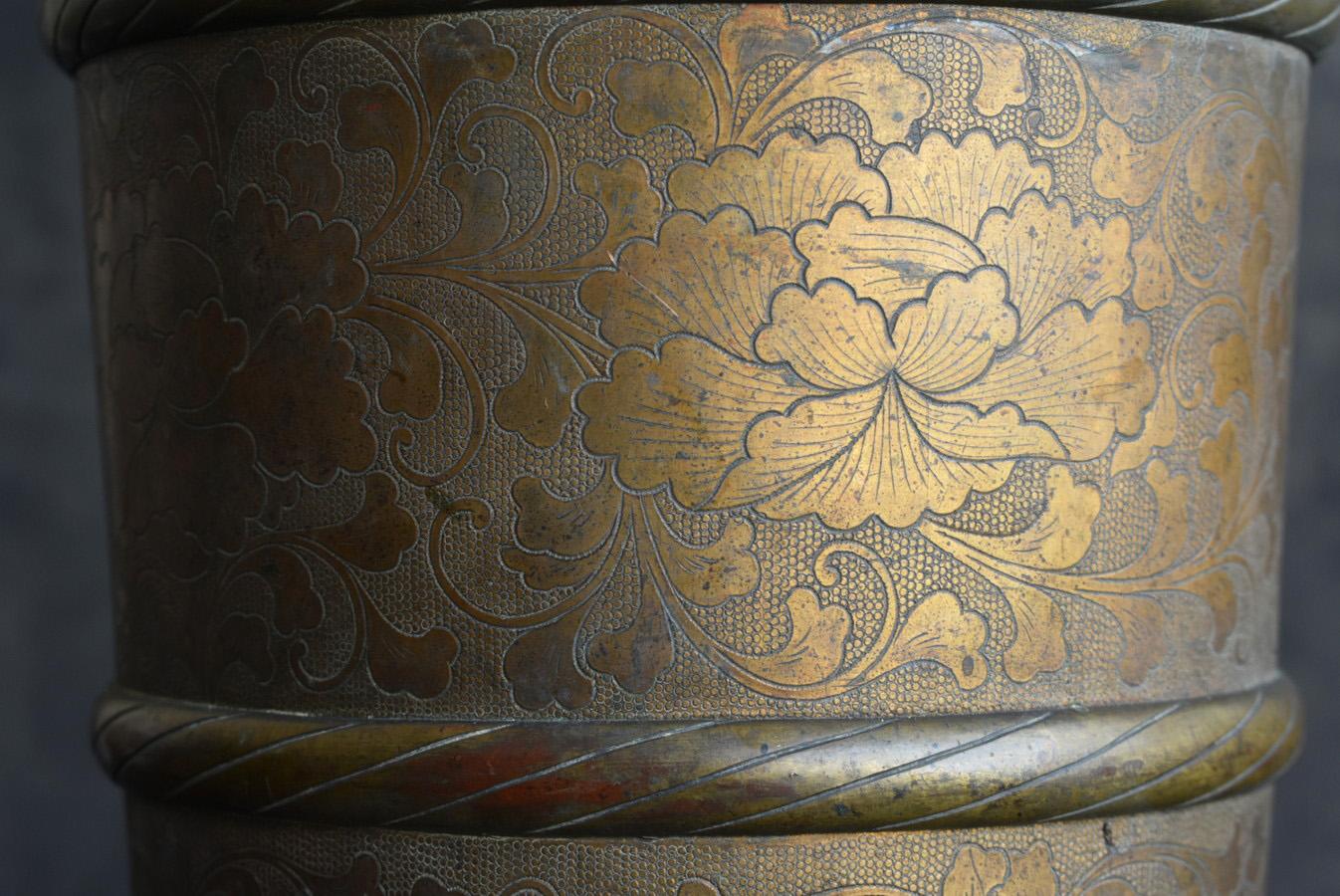 Japanese copper vase/Floral pattern fine engraving/1868-1920/Metal craft For Sale 7