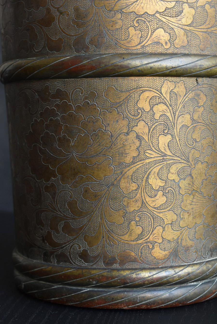 Meiji Japanese copper vase/Floral pattern fine engraving/1868-1920/Metal craft For Sale
