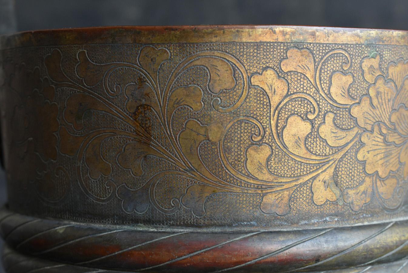 Hand-Crafted Japanese copper vase/Floral pattern fine engraving/1868-1920/Metal craft For Sale
