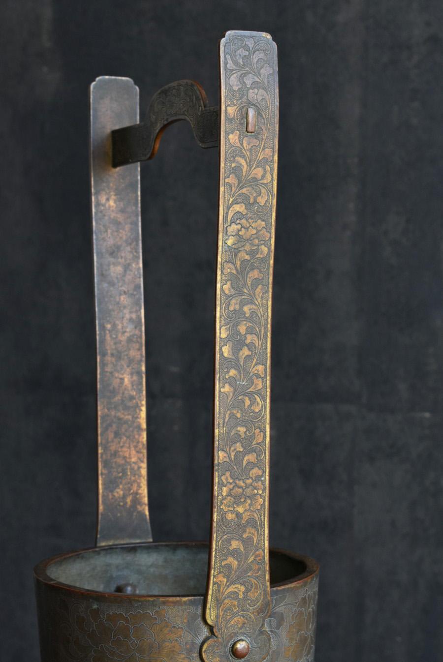 Japanische Kupfervase/Blumenmuster-Feingravur/1868-1920/Metallhandwerk (19. Jahrhundert) im Angebot