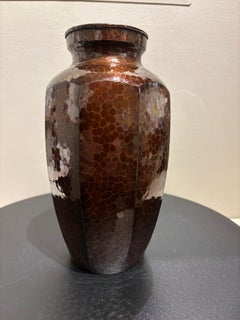 Japanische Kupfervase, gehämmerte Verzierung, CIRCA 1950, klassische Form