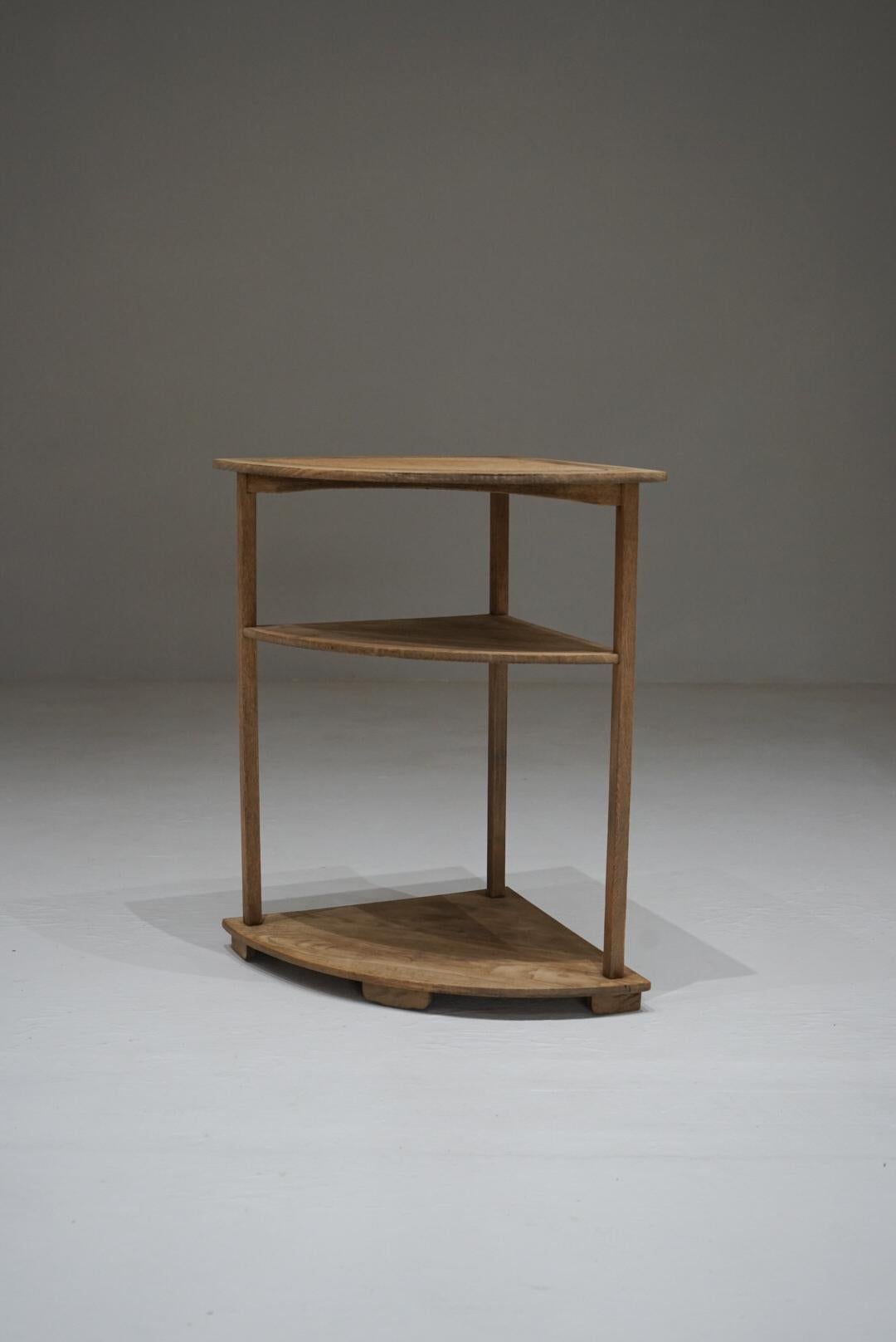 Étagère d'angle japonaise en bois de tamo (frêne japonais), datant des années 1950-1970.
La pièce se caractérise par un cadre élancé et finement construit qui apporte un sentiment d'ouverture tranquille à tout intérieur.
La surface supérieure est