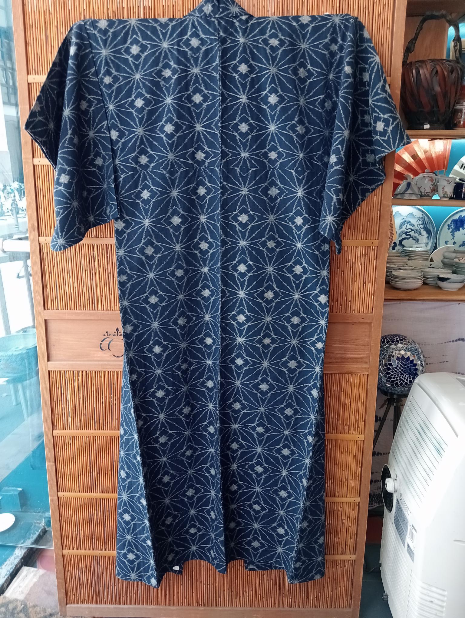Si tratta di un kimono Kasuri realizzato nell'epoca Showa, intorno agli anni '70, in Giappone.

Il kimono è un indumento tradizionale giapponese e l'abito nazionale del Giappone. Il kimono è un indumento avvolto sul davanti con maniche quadrate e