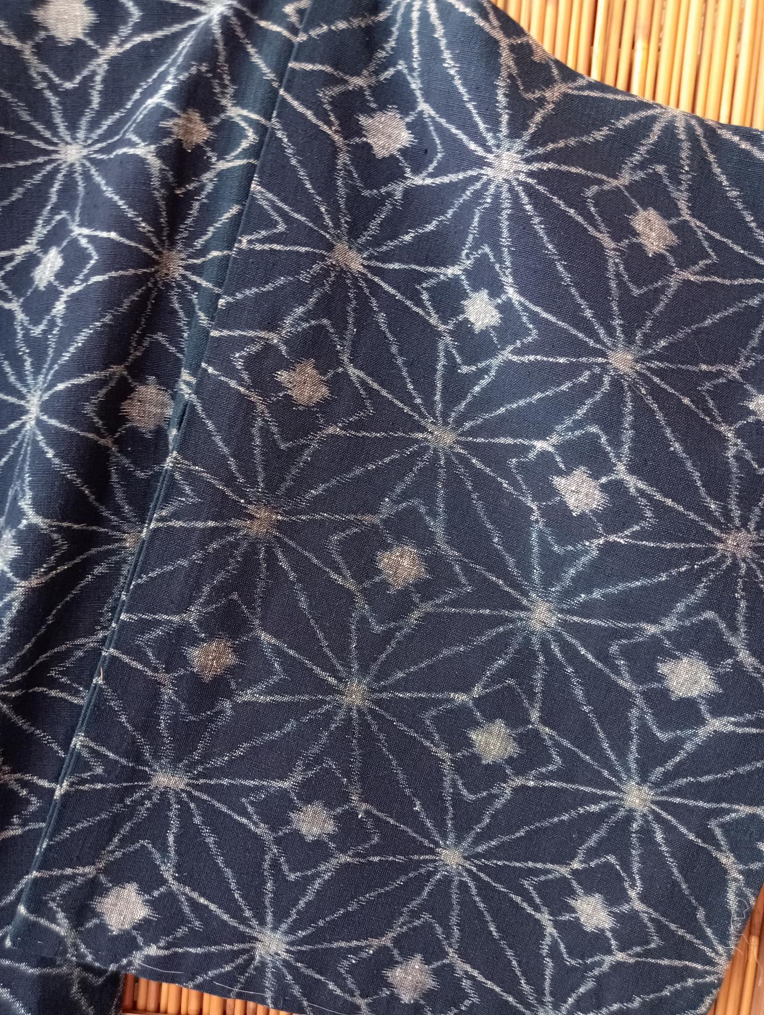 Showa Kimono in cotone giapponese Kasuri blu navy con motivi in Whiting in vendita