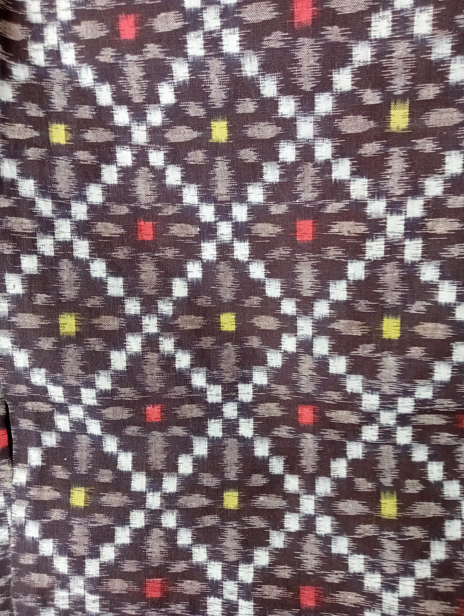 Si tratta di un kimono in lacca Kasuri realizzato in Giappone nell'epoca Showa, intorno agli anni Cinquanta.

Il kimono è un indumento tradizionale giapponese e l'abito nazionale del Giappone. Il kimono è un indumento avvolto sul davanti con maniche