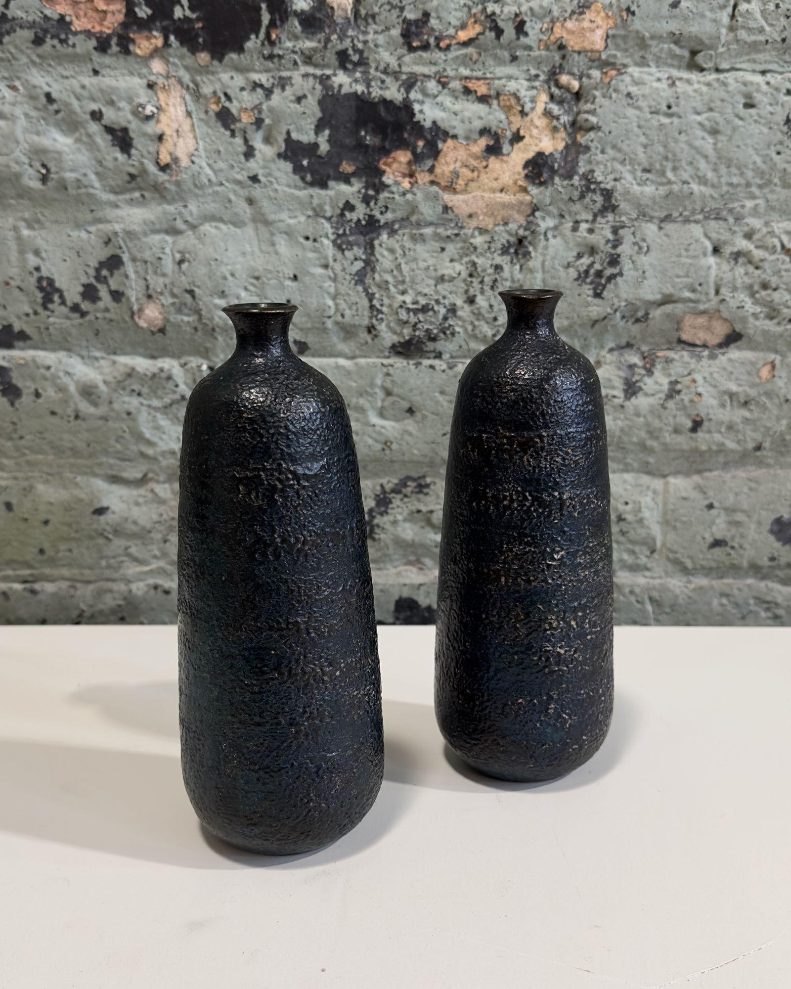 Japonais Vases artisanaux japonais en bronze Émail noir patiné volcanique, Japon années 1930 en vente
