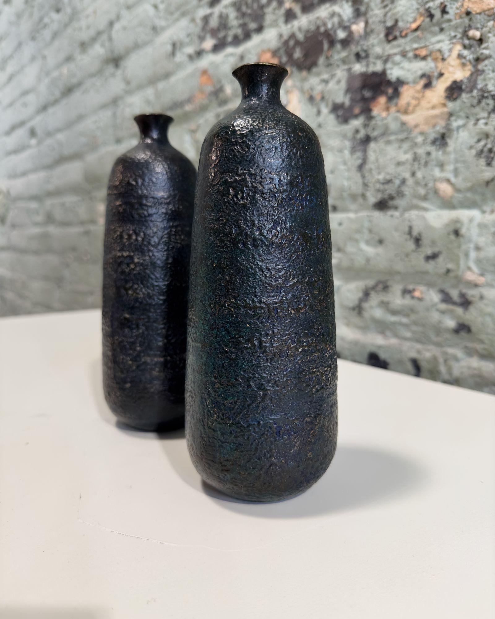 Milieu du XXe siècle Vases artisanaux japonais en bronze Émail noir patiné volcanique, Japon années 1930 en vente