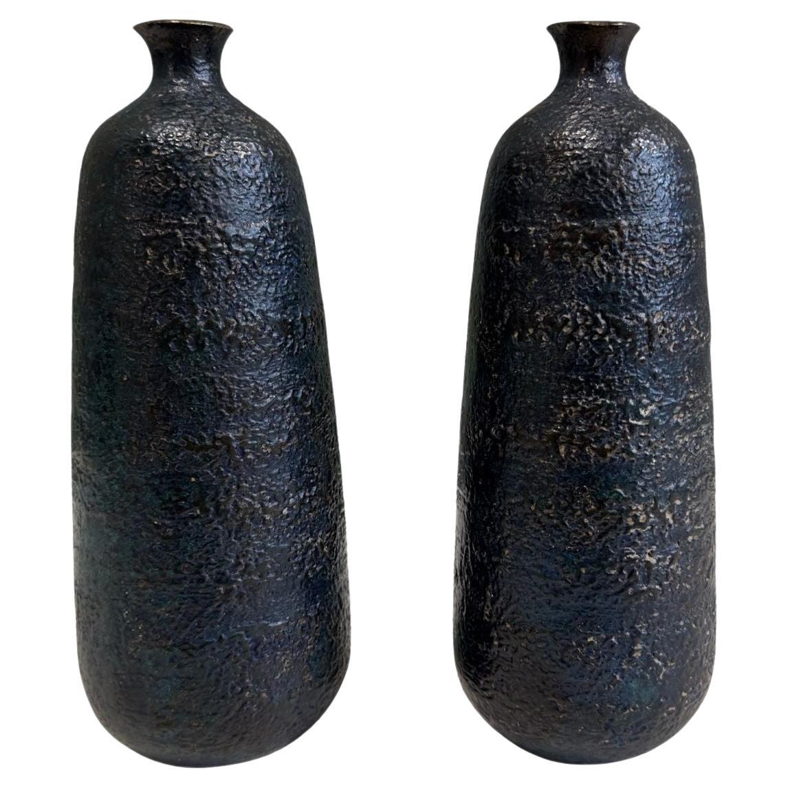 Japanese Arts and Crafts Bronzevasen Schwarze aus Vulkangestein und patinierter Emaille, Japan 1930er Jahre