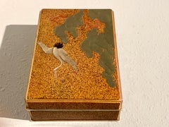 Scatola giapponese in legno duro e lacca di gru e pino, Tebako, periodo Taisho, Giappone