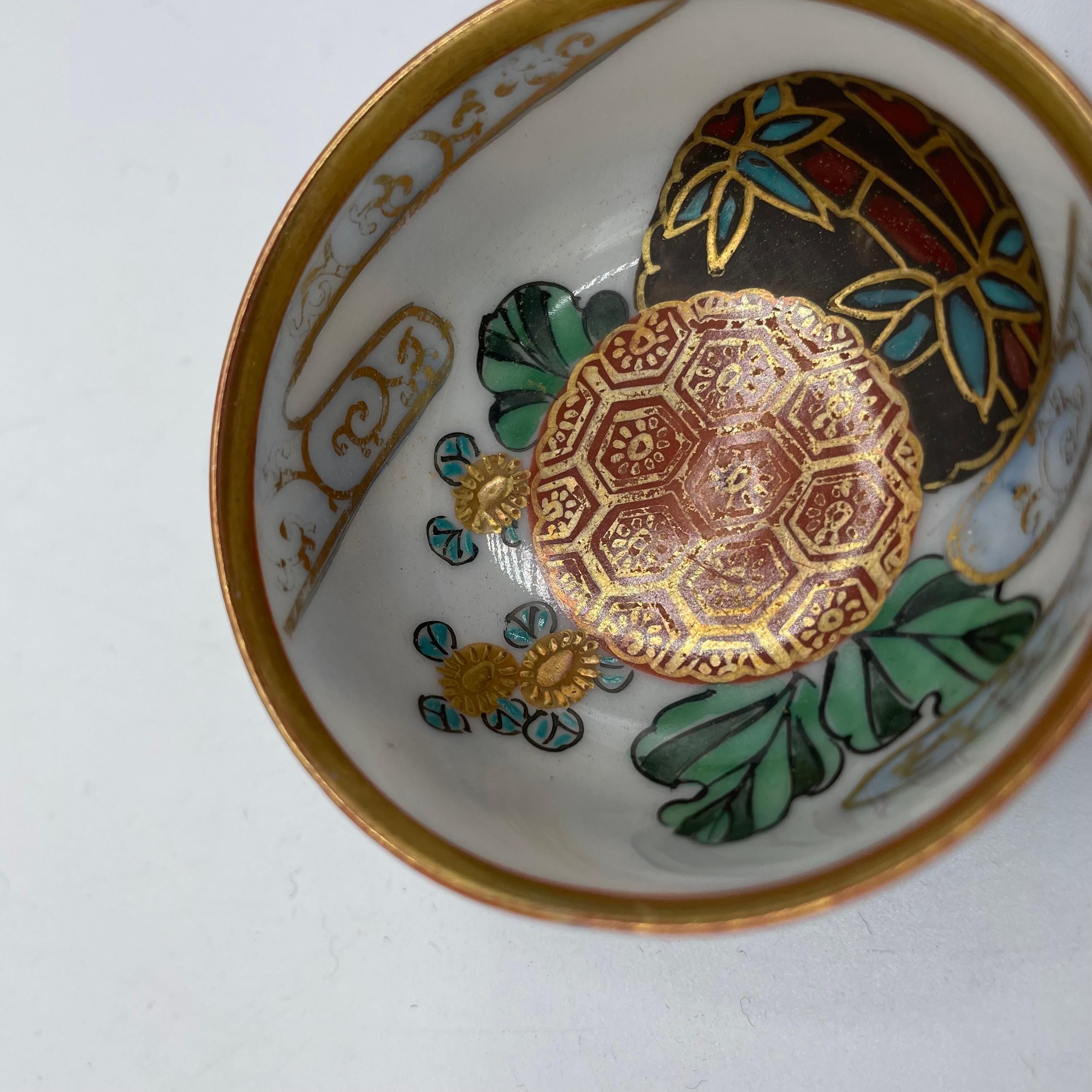 Dies ist eine kleine Tasse zum Trinken von Sake. Auf Japanisch heißt sie Ochoko.
Es wurde in der Showa-Ära um die 1970er Jahre hergestellt.  Sie ist aus Porzellan gefertigt und von Hand bemalt. 
Dies ist Kutani-Ware.
Design ist mit einigen Blumen