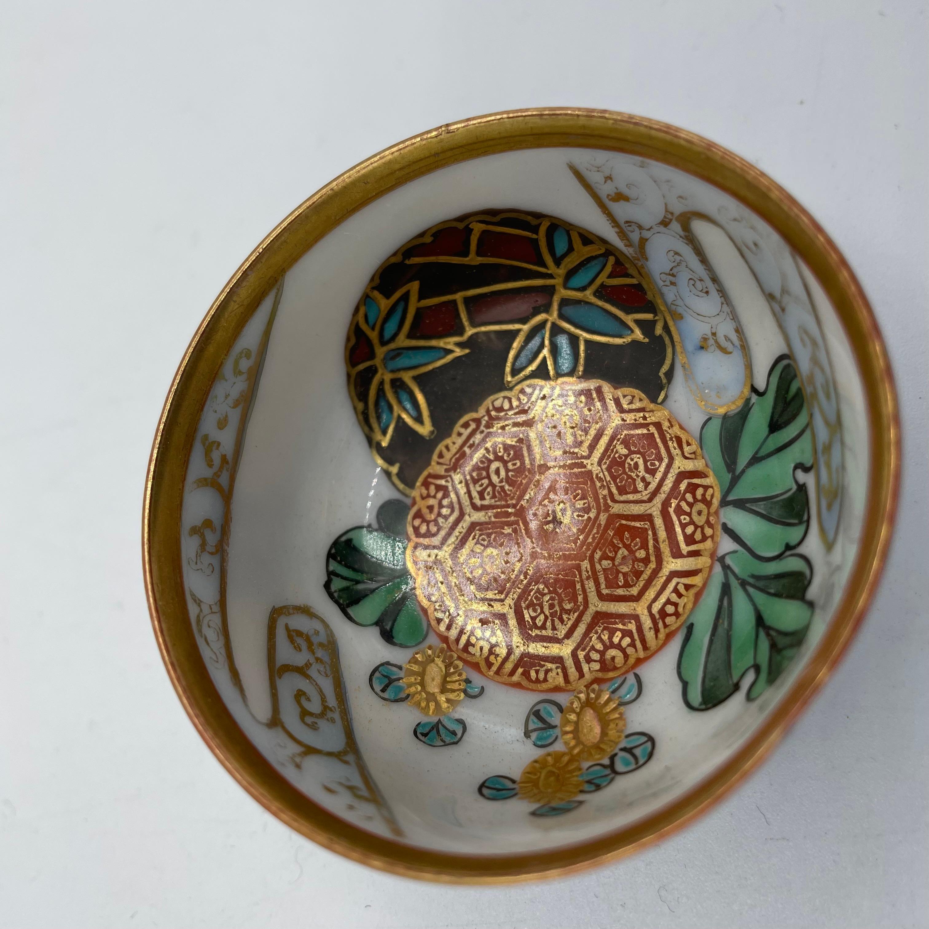 Japanische japanische Sake 1970er Showa-Porzellanschale mit Blumen und Blättern aus Kutani-Ware (Handbemalt) im Angebot