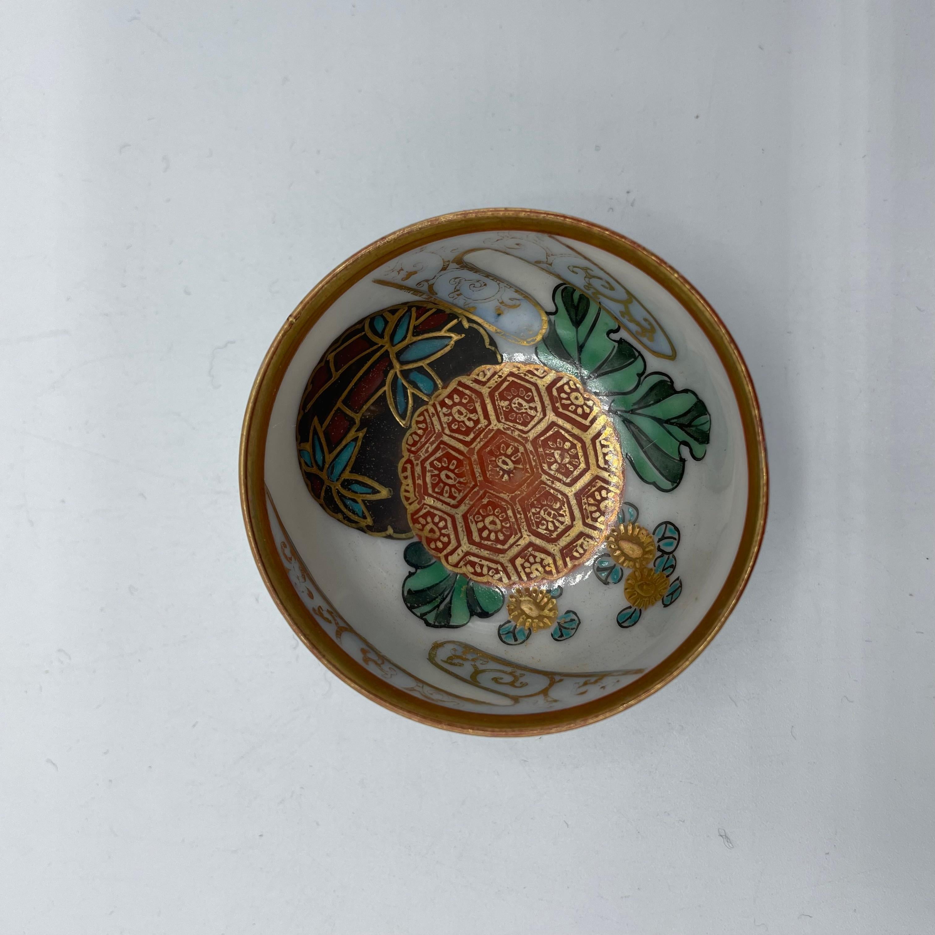 Japanische japanische Sake 1970er Showa-Porzellanschale mit Blumen und Blättern aus Kutani-Ware (Ende des 20. Jahrhunderts) im Angebot
