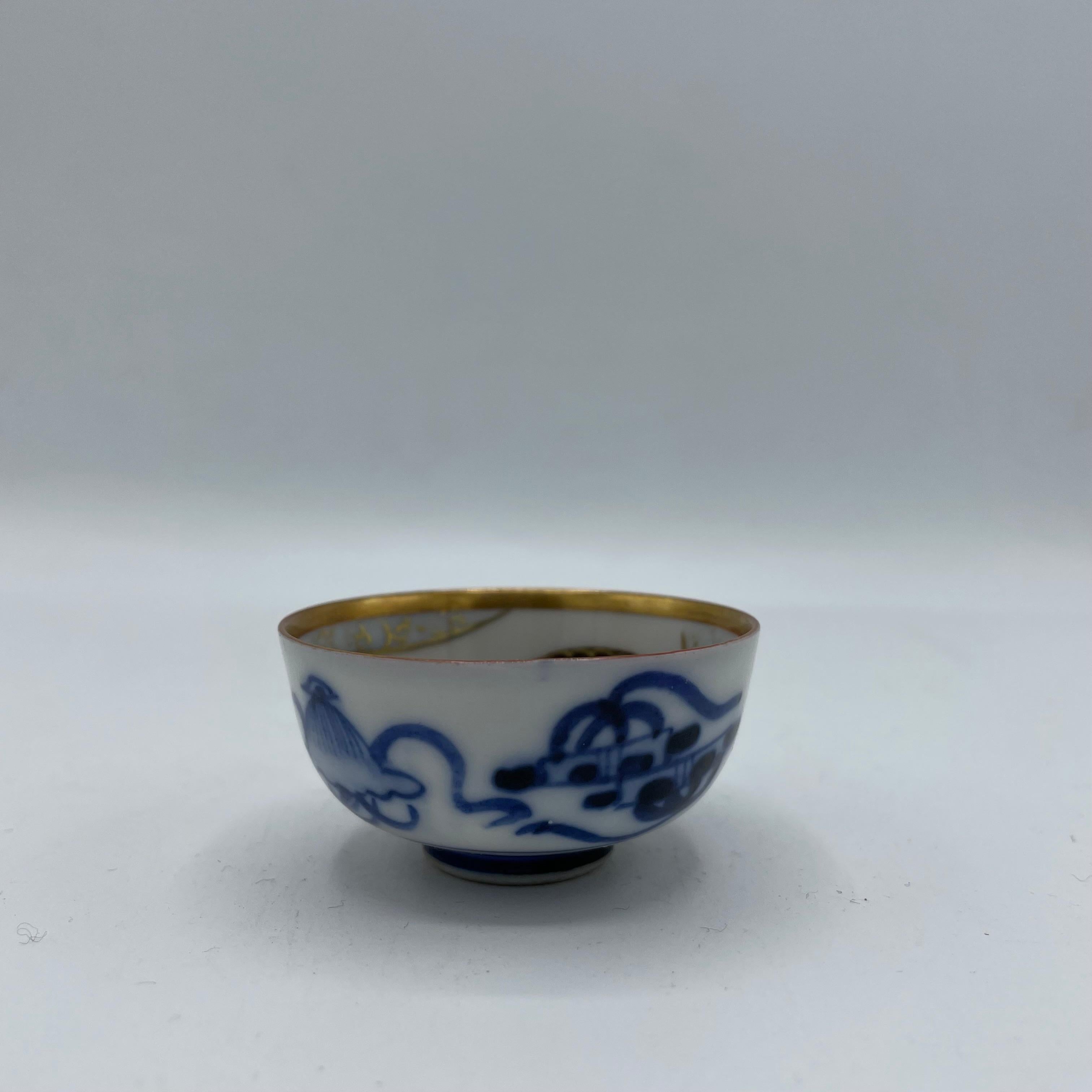 Japanische japanische Sake 1970er Showa-Porzellanschale mit Blumen und Blättern aus Kutani-Ware im Angebot 1