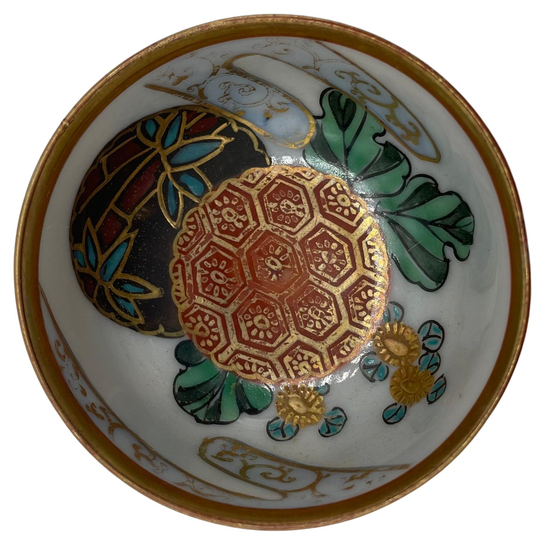Japanische japanische Sake 1970er Showa-Porzellanschale mit Blumen und Blättern aus Kutani-Ware