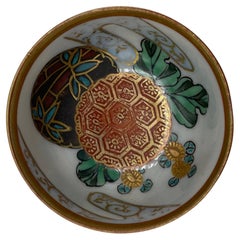 Japanische japanische Sake 1970er Showa-Porzellanschale mit Blumen und Blättern aus Kutani-Ware