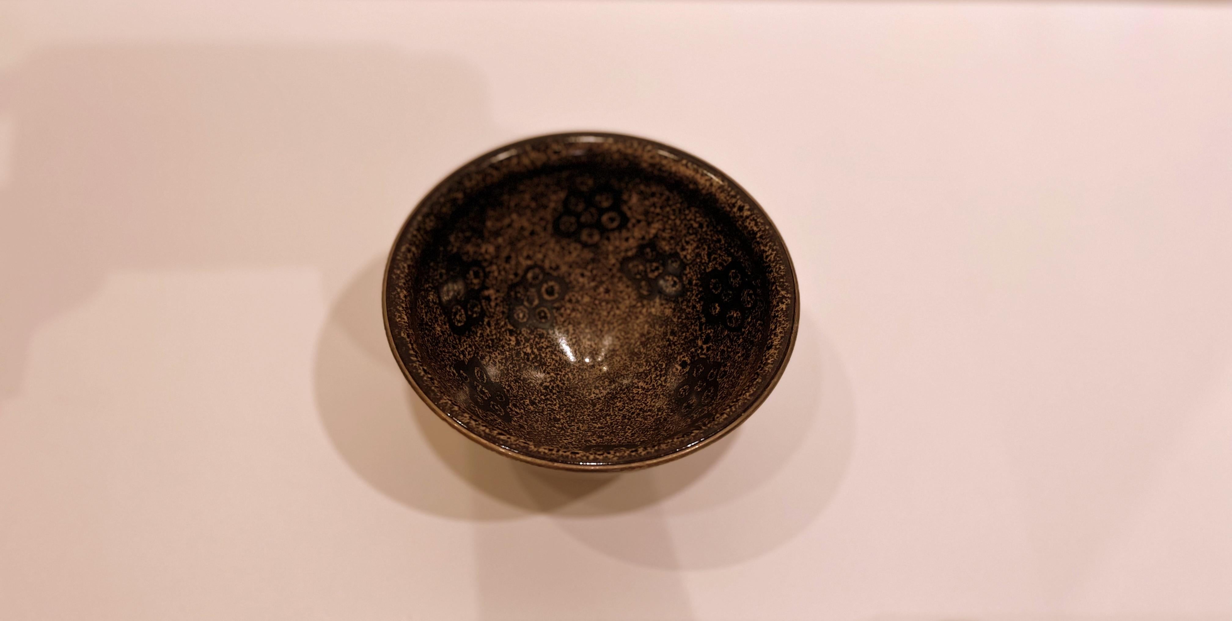 Japanische Schale aus dunkelbrauner Keramik (Glasiert)