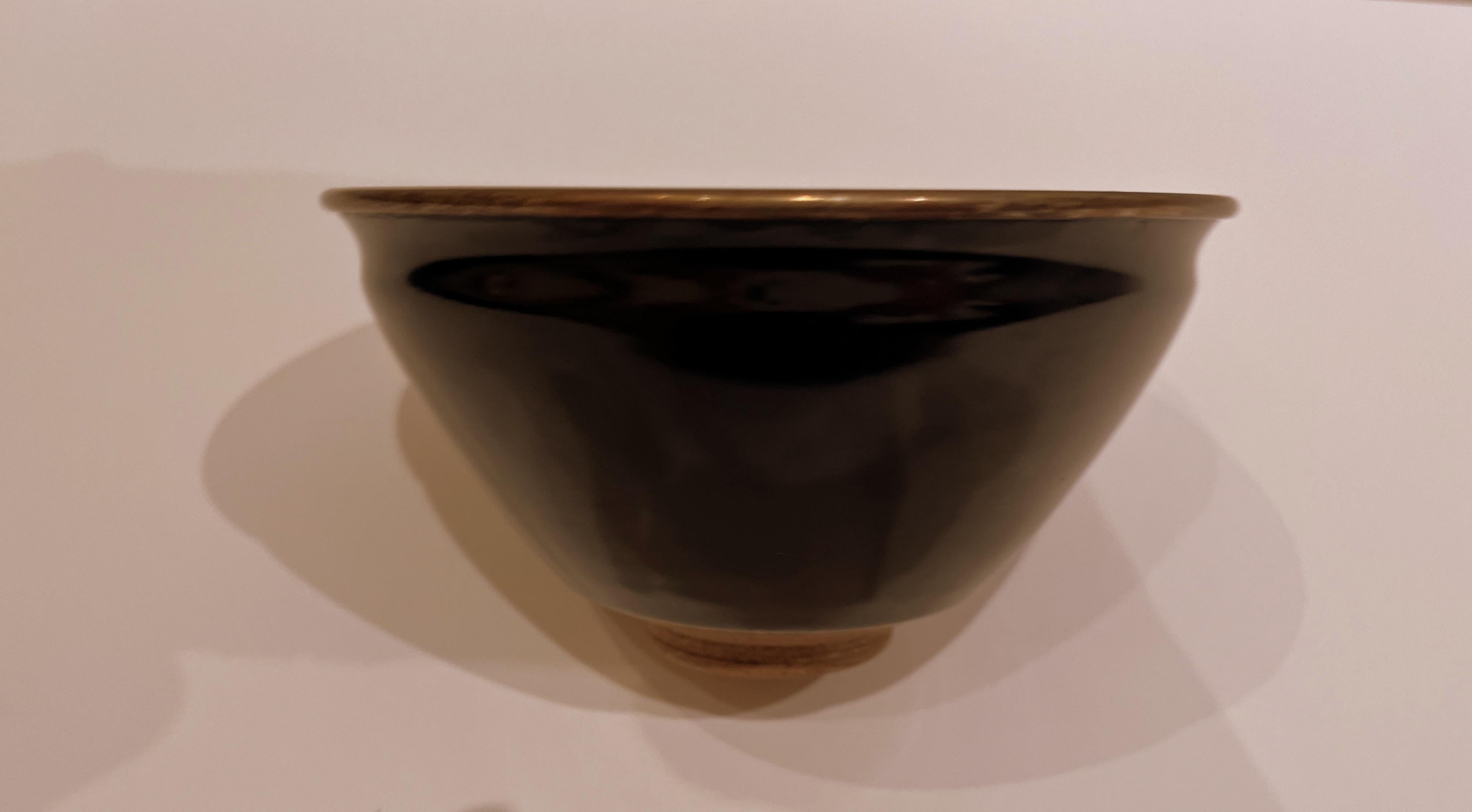 Japanische Schale aus dunkelbrauner Keramik im Zustand „Gut“ in Greenwich, CT