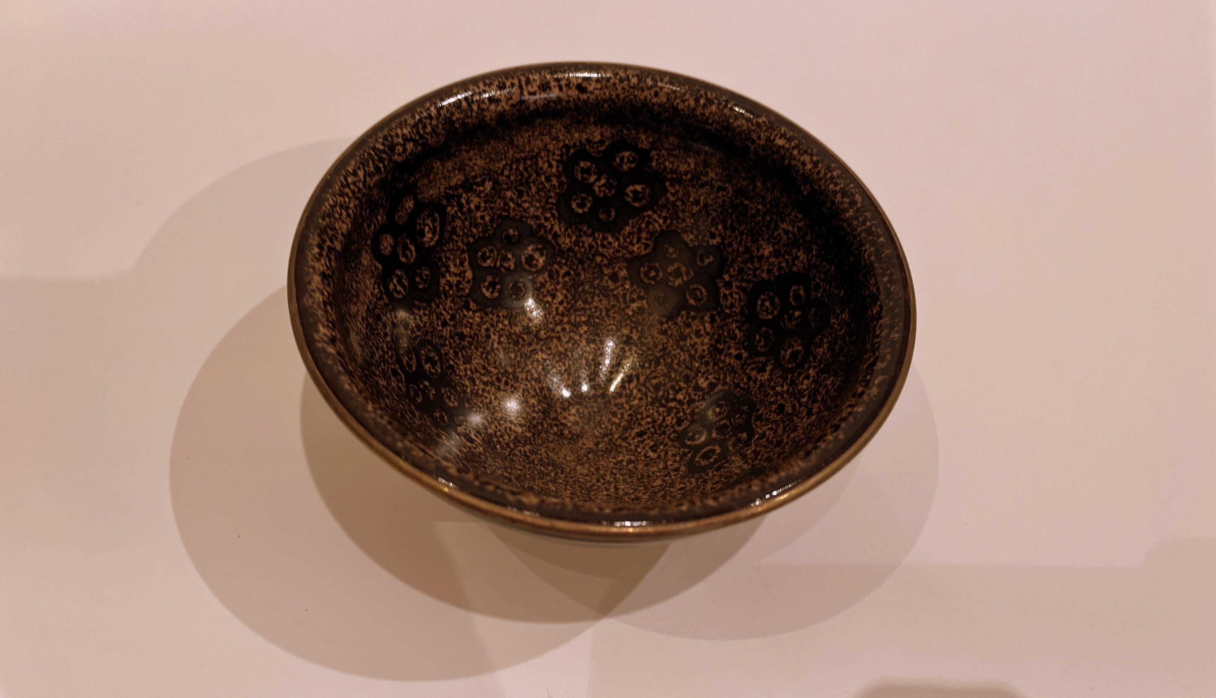 Japanische Schale aus dunkelbrauner Keramik (Mitte des 20. Jahrhunderts)