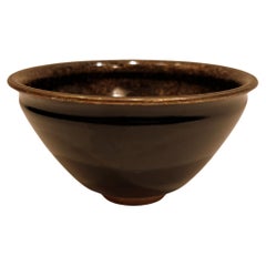 Japanische Schale aus dunkelbrauner Keramik