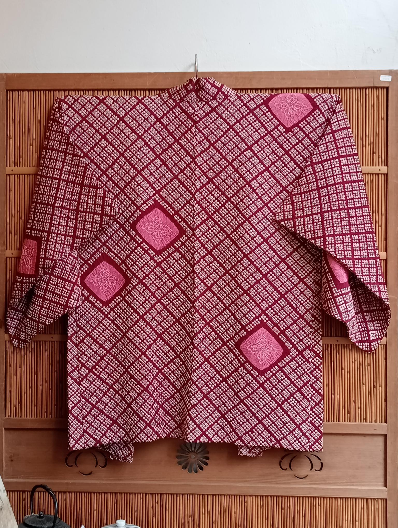 Il s'agit d'une veste en soie (Coates pour l'hiver) qui a été fabriquée au Japon.
Il a été fabriqué à l'époque Showa, dans les années 1970.
Deux haori himo ferment cette veste. 

Le haori est une veste traditionnelle japonaise portée par-dessus un