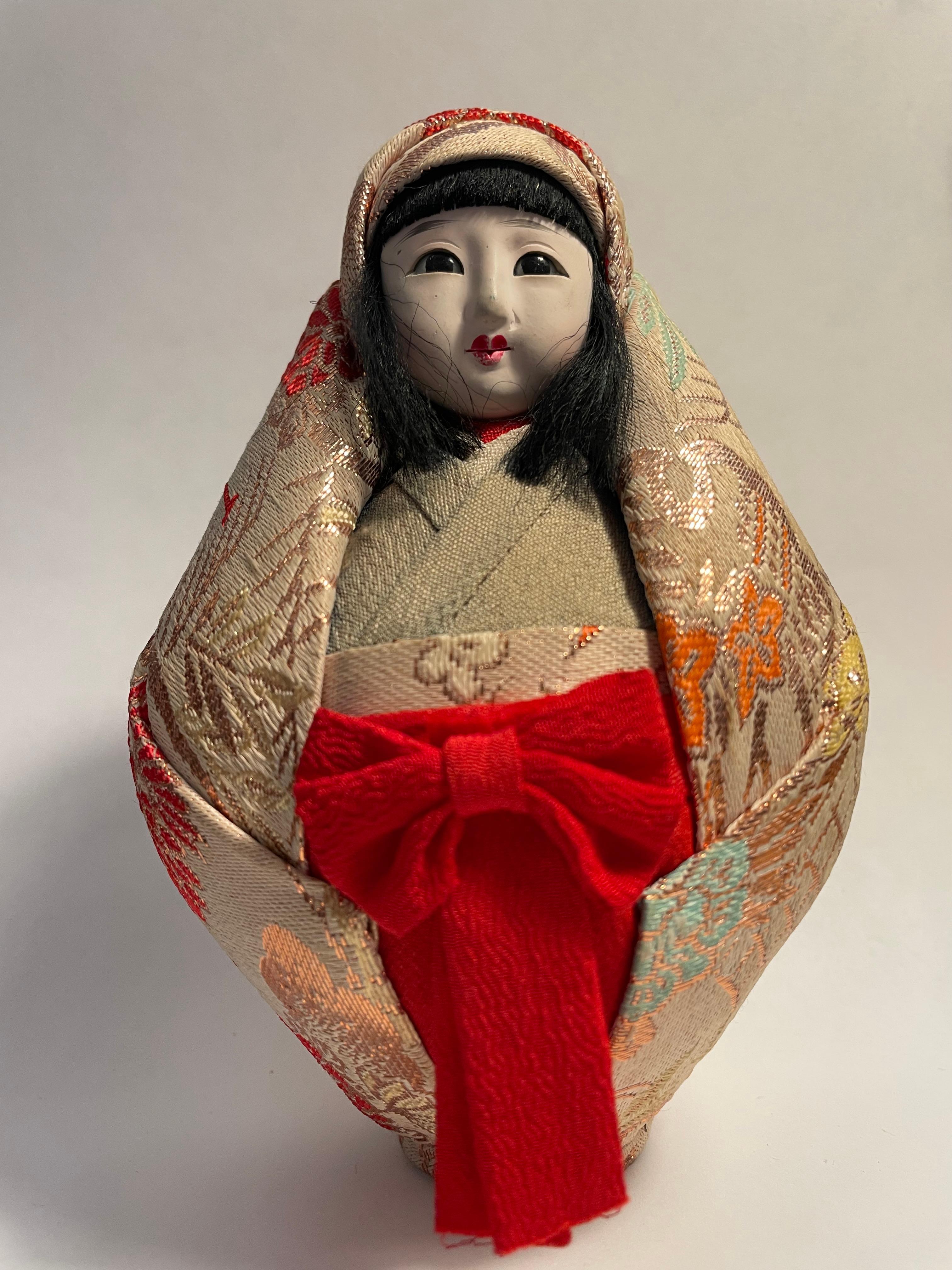 Questa è una bambola chiamata Yuhime-Ningyo.
Queste bambole sono realizzate a Matsuyama, nella prefettura di Ehime. 
Il kimono che la bambola indossa è realizzato in seta.
Diciamo che queste bambole sono ottime per la nascita, il matrimonio, la