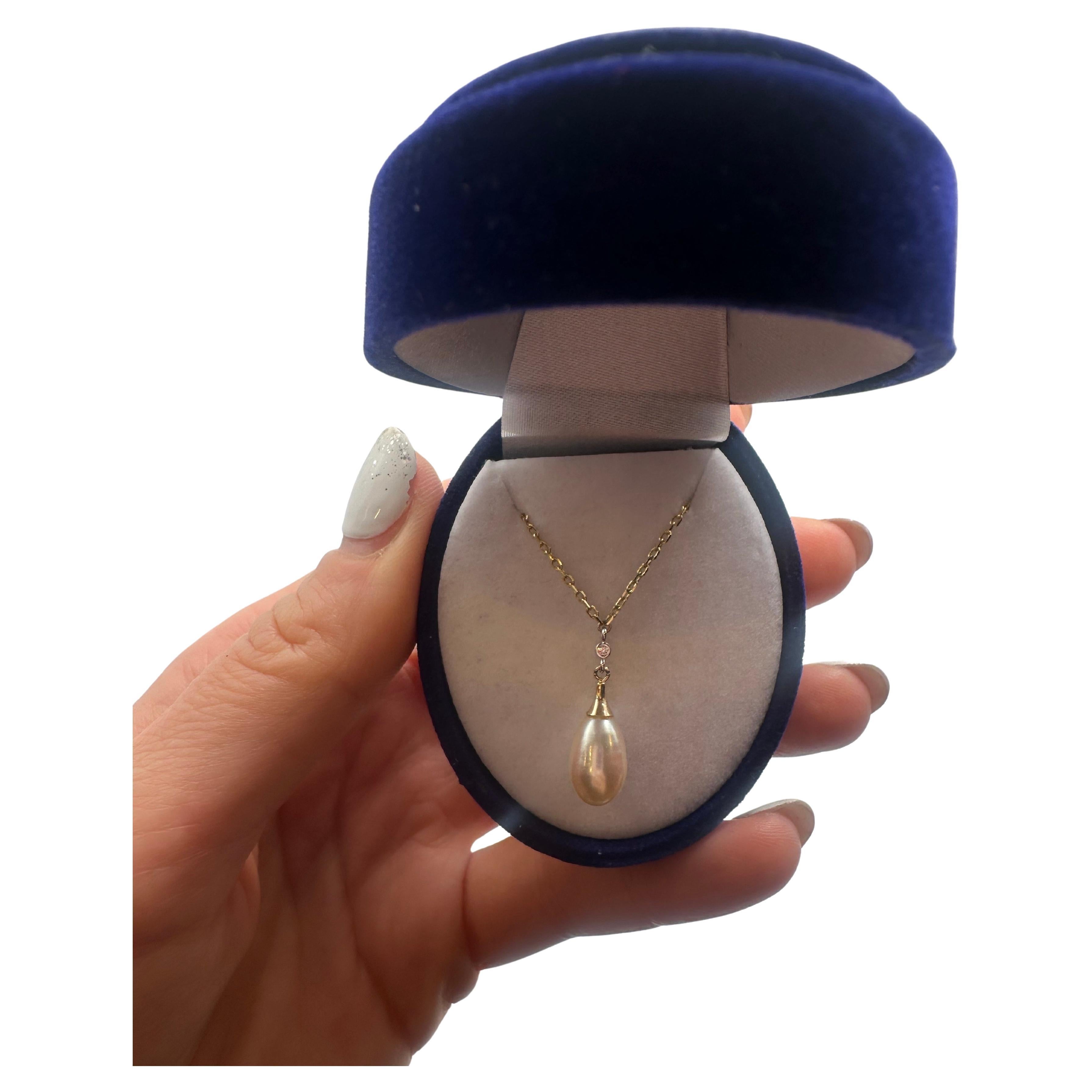 Bellissima collana minimalista in stile giapponese con perla d'acqua dolce in oro bianco e giallo 14KT e catena in oro giallo 10KT. Il diamante è di colore SI2/G e la perla d'acqua dolce è di colore avorio.

**Tutti gli oggetti lasciano la nostra