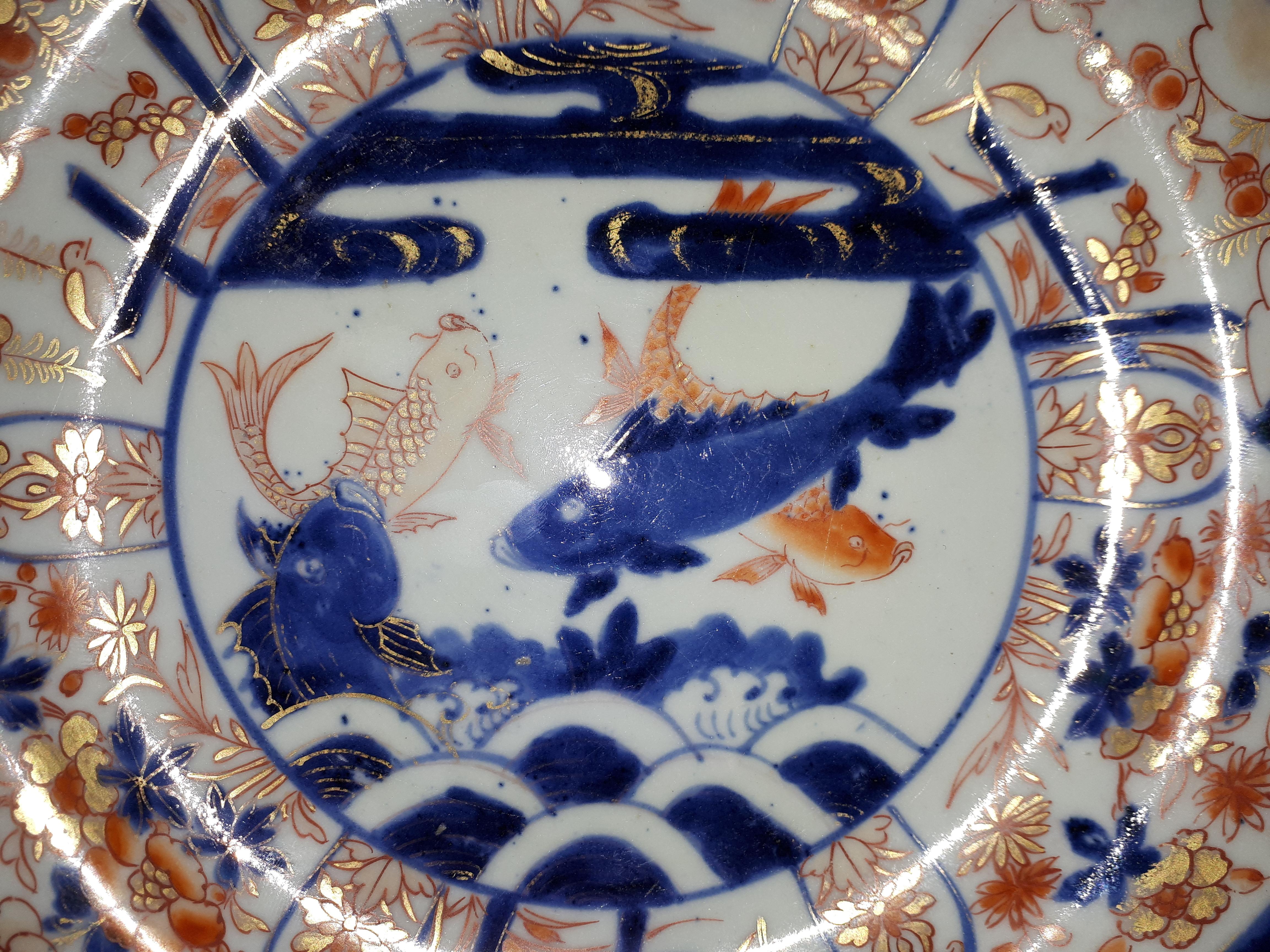 Japanese Dish In Arita Porcelain With Imari Decor Of Carps, Japan Edo Period For Sale 5