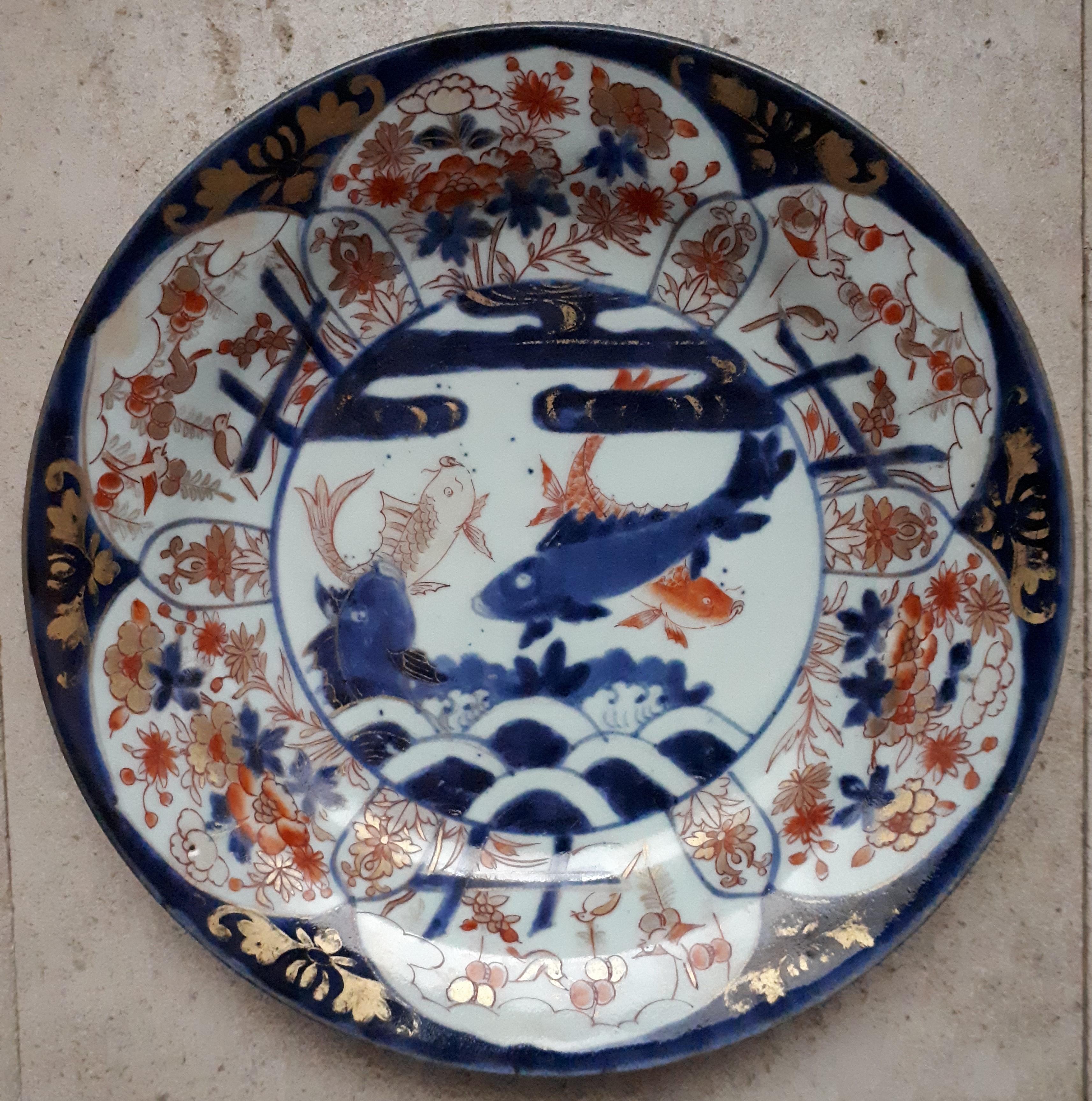 Arita porcelain dish decorated with carps.
Sought-after model, rare in this condition !
Japan, late 17th - early 18th century.