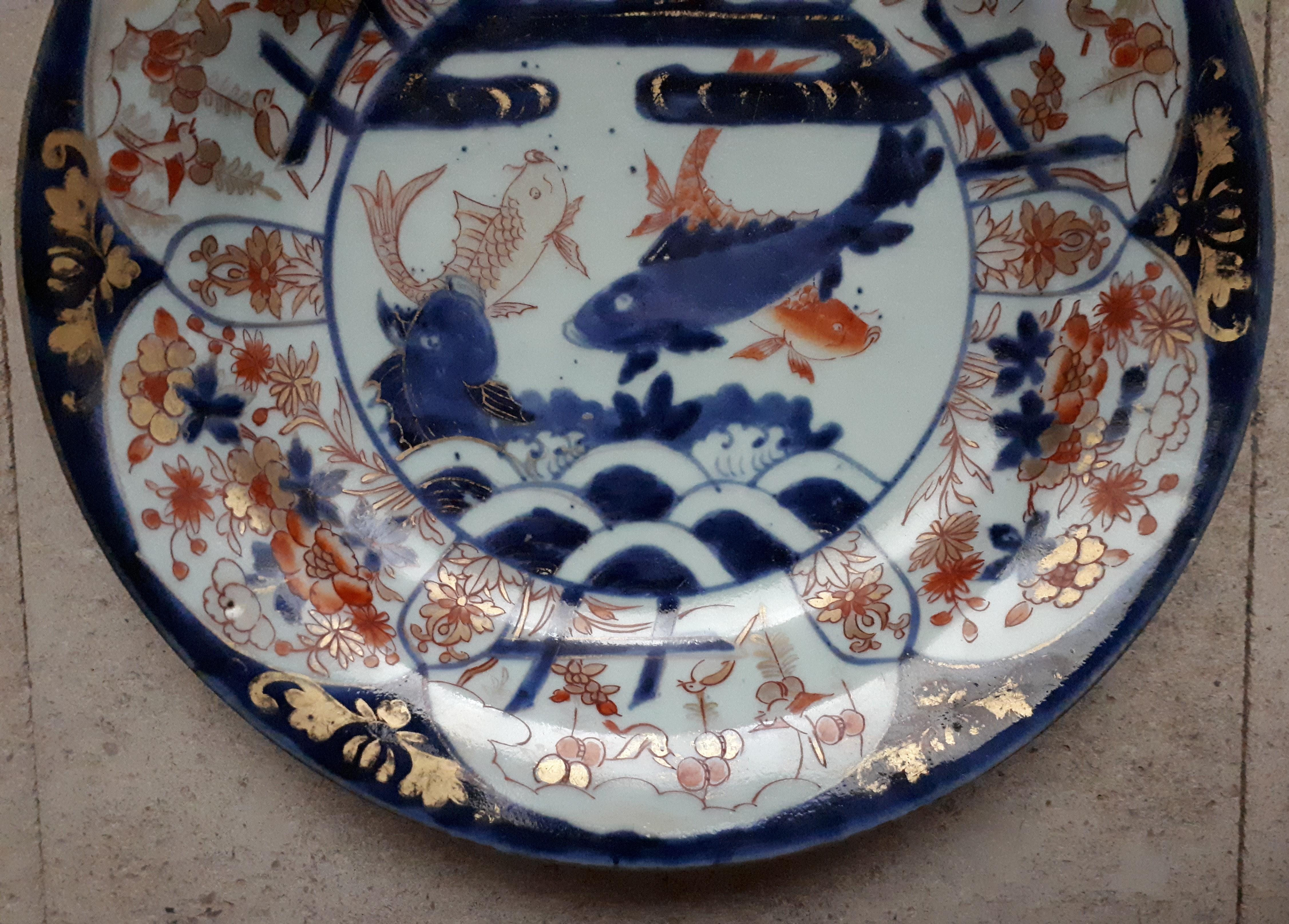 Japanese Dish In Arita Porcelain With Imari Decor Of Carps, Japan Edo Period In Good Condition For Sale In Saverne, Grand Est